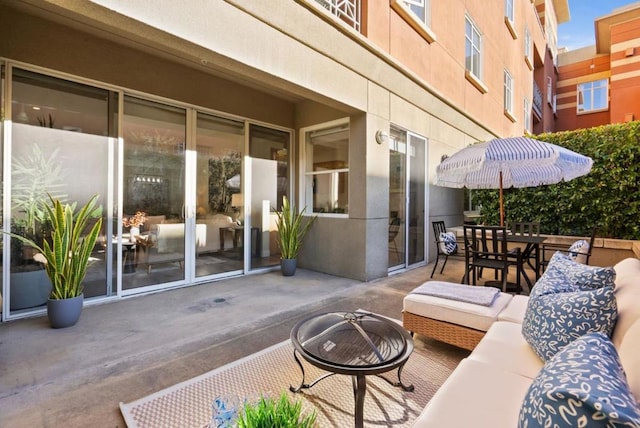 view of patio featuring an outdoor living space with a fire pit