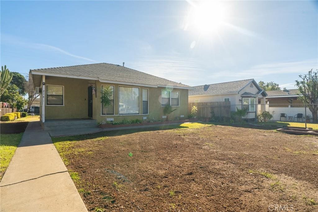 view of front of property featuring a patio area and a front lawn