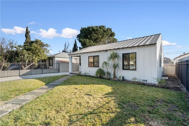 view of front of home featuring a front yard