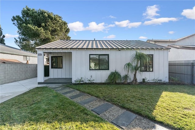 view of front of home featuring a front yard