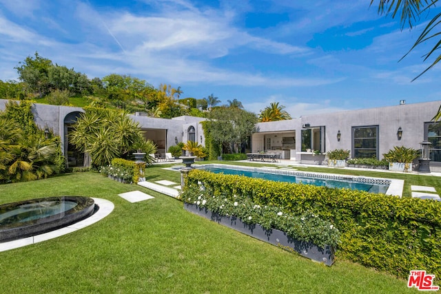 view of yard featuring a patio