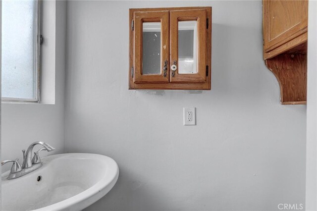 bathroom featuring a sink
