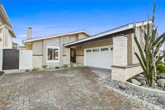 view of front facade featuring a garage