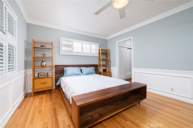 bedroom with crown molding, ceiling fan, and light hardwood / wood-style floors