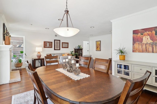 dining space featuring ornamental molding, recessed lighting, baseboards, and hardwood / wood-style flooring