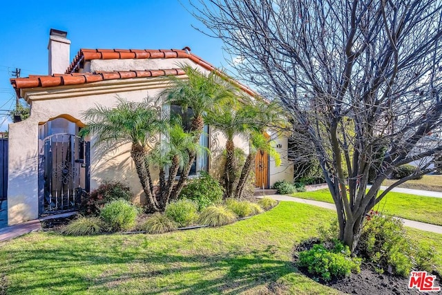 view of front of home featuring a front lawn