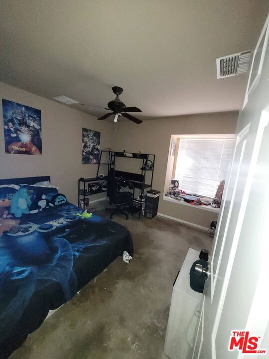 bedroom with ceiling fan