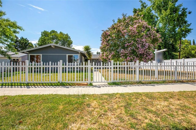 view of front of property featuring a front yard