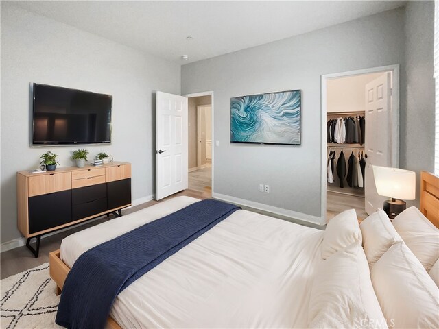 5393 Viewstone Ct, Hemet, CA 92545 - bedroom featuring light wood-style floors, baseboards, and a spacious closet
