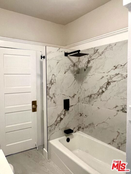 bathroom featuring tiled shower / bath combo