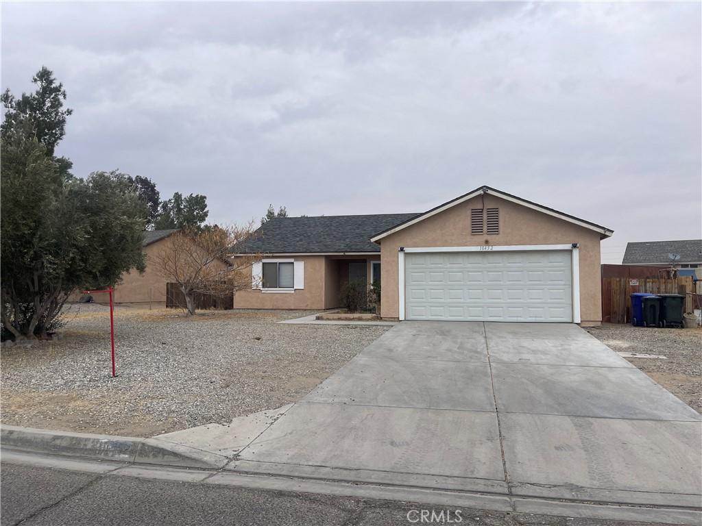 single story home featuring a garage