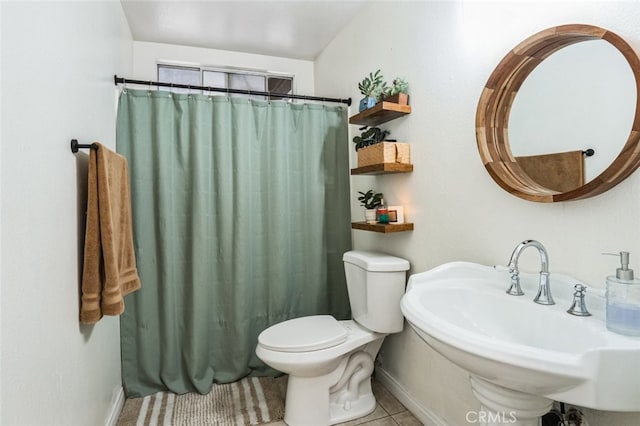 full bathroom with toilet, a shower with shower curtain, a sink, baseboards, and tile patterned floors