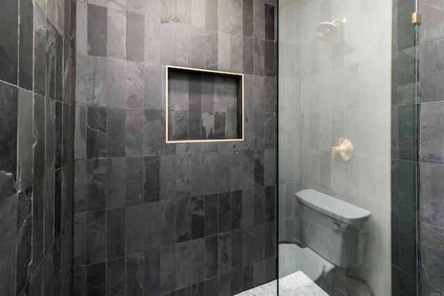 bathroom featuring tiled shower