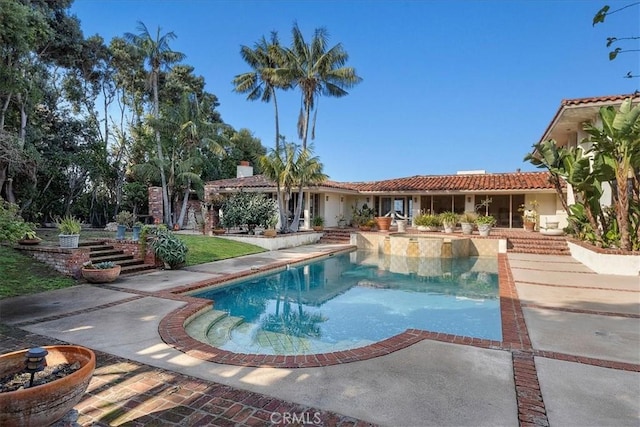 view of swimming pool featuring a patio