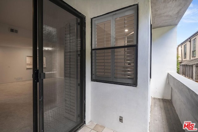 property entrance featuring a balcony