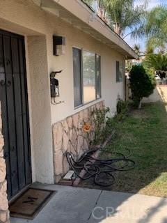 view of side of property featuring a yard