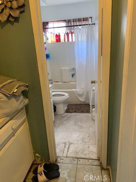 full bathroom with shower / tub combo with curtain, toilet, and vanity