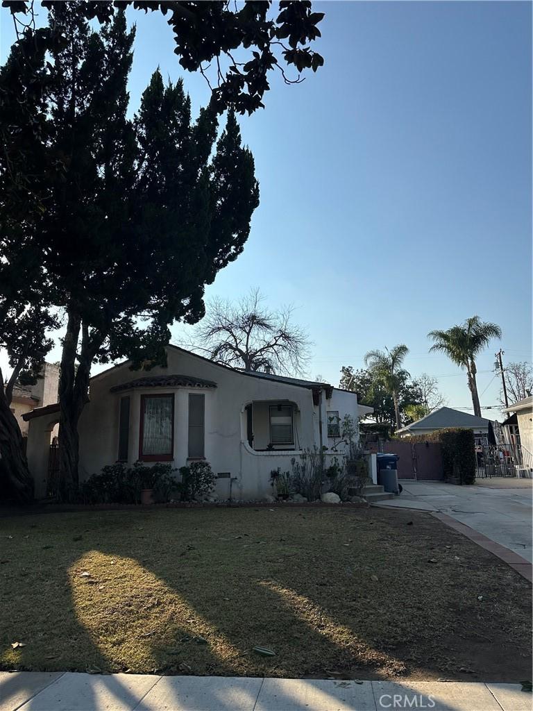 view of front facade with a front yard