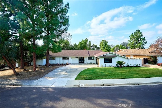 ranch-style house featuring a front yard