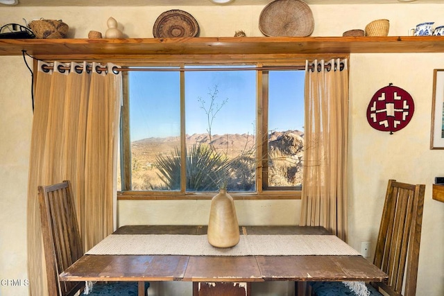 dining space featuring a mountain view