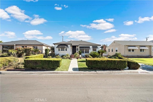 view of front of house with a front lawn