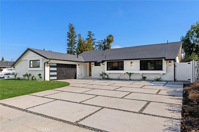 view of front of house featuring a garage and a front yard