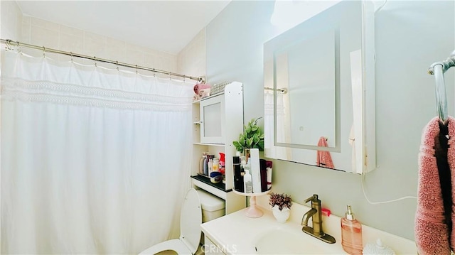 bathroom featuring a shower with curtain, vanity, and toilet