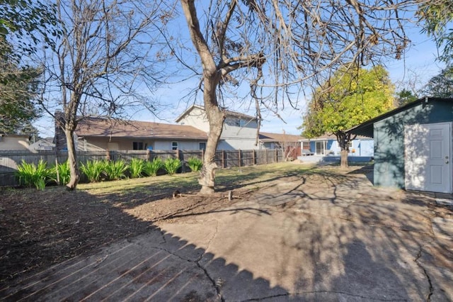 view of yard featuring an outdoor structure