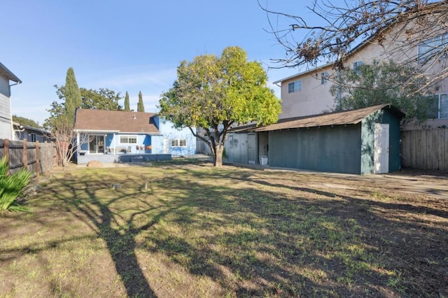 view of yard featuring a shed