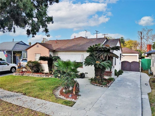 view of front of house featuring a front yard