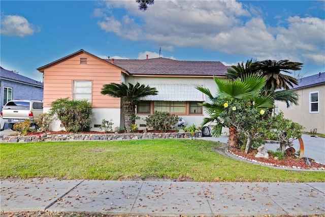 view of front of house featuring a front yard