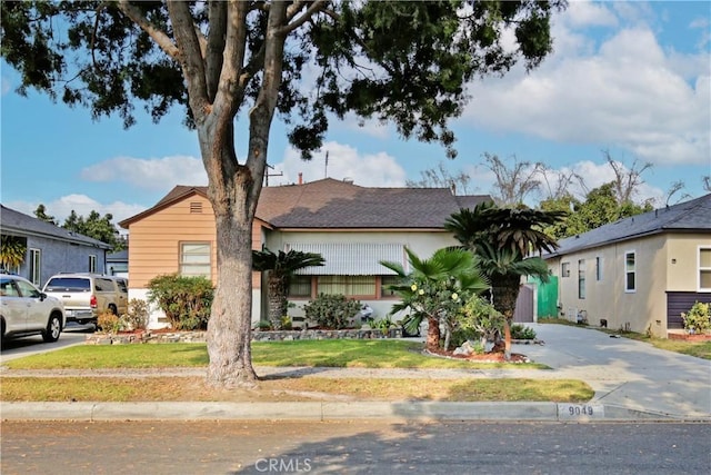 view of front of property with a front lawn