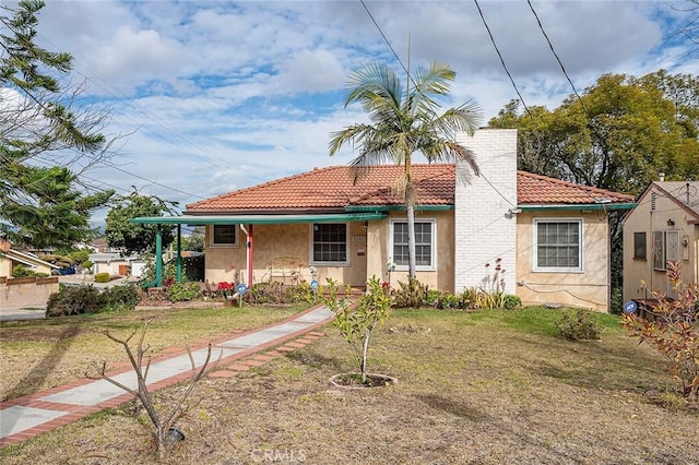 view of front of home featuring a front lawn