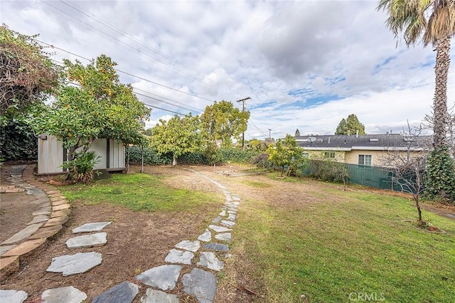 view of yard featuring a storage shed