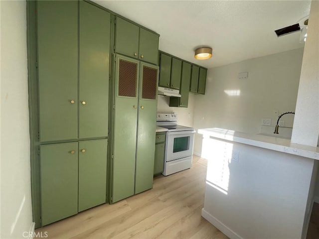 kitchen featuring sink, white electric stove, green cabinetry, and light wood-type flooring