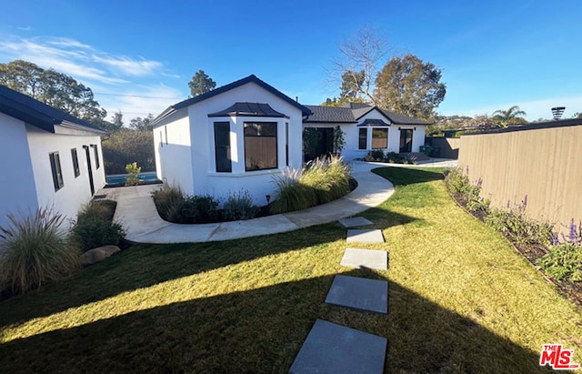 view of front facade featuring a front yard