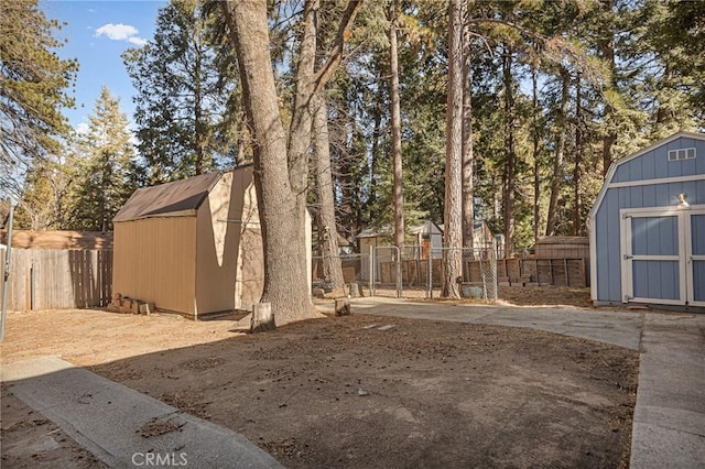 view of yard with a storage unit