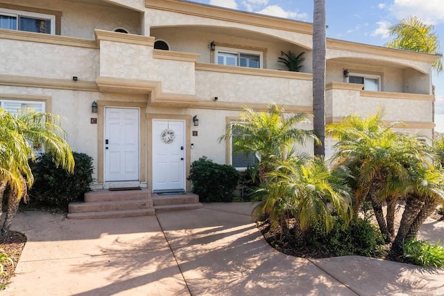 property entrance featuring a balcony