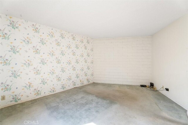 unfurnished room featuring carpet flooring