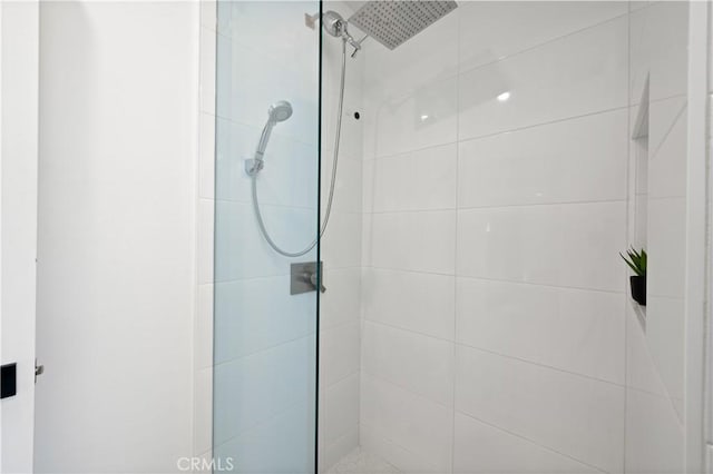 bathroom featuring tiled shower