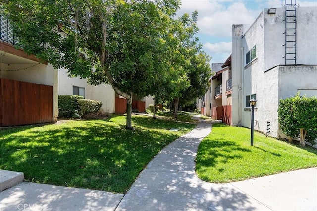 view of property's community featuring a lawn