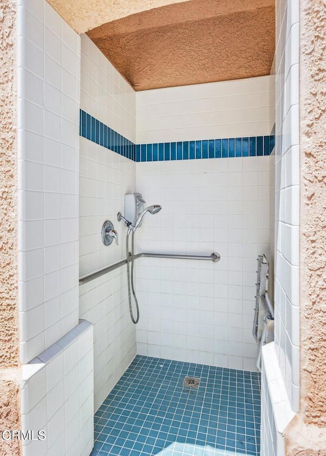 bathroom featuring tiled shower