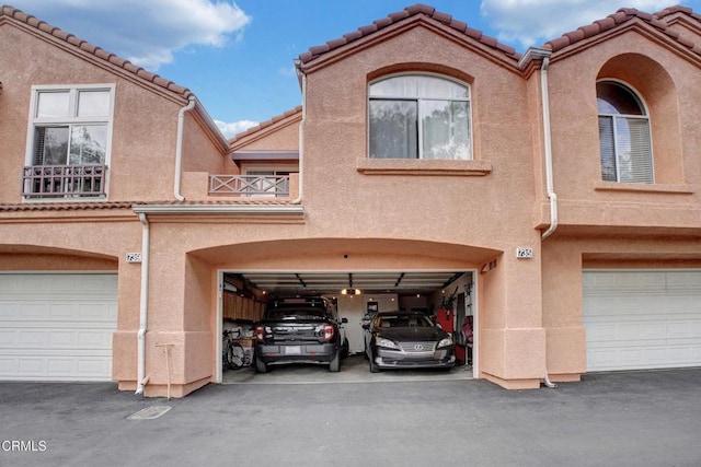 view of front facade featuring a garage