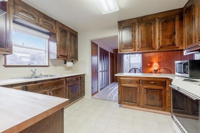 kitchen featuring kitchen peninsula, sink, and stove