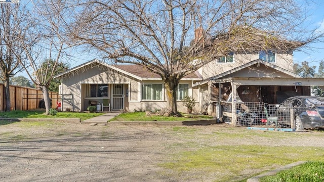 view of front of home featuring a front lawn