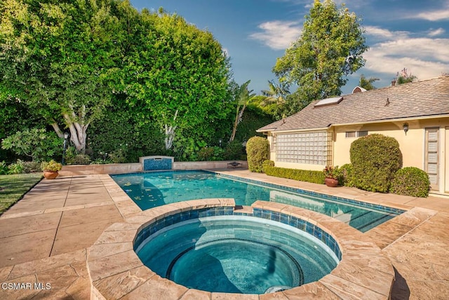 view of pool featuring an in ground hot tub