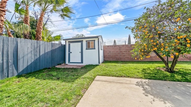 view of outdoor structure with a yard