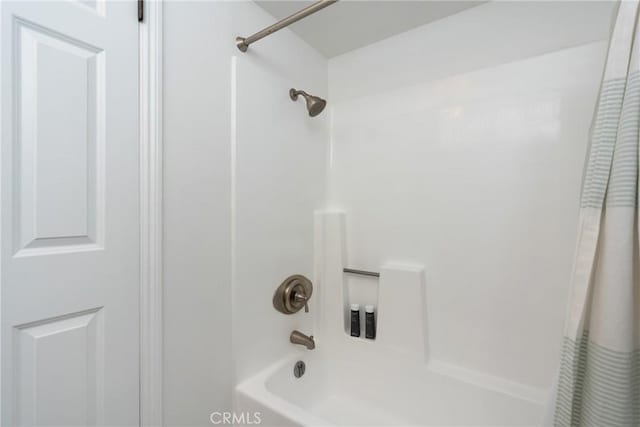 bathroom featuring shower / bath combo