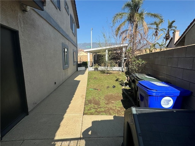 view of yard with a mountain view