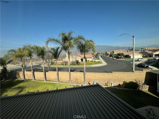 view of yard with a residential view and a mountain view